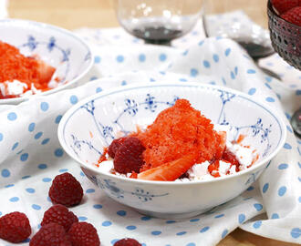Oslagbar dessert med dulce de leche och jordgubbar