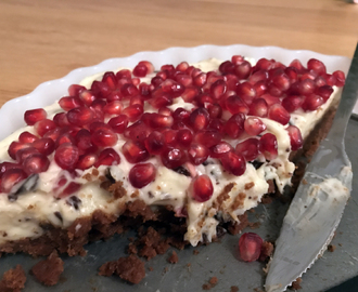 Pepparkakscheesecake med choklad & granatäpple