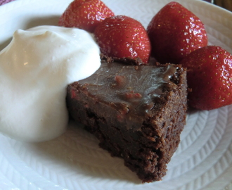 Glutenfri mandelchokladkladdkaka med jordgubbschoklad, vispad grädde och färska jordgubbar