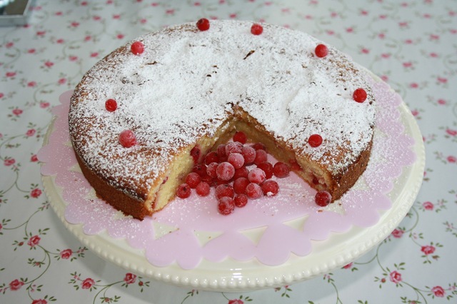 Kladdkaka på vit choklad, havssalt och röda vinbär