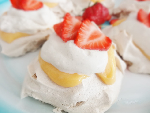 Pavlova med lemoncurd och vaniljgrädde