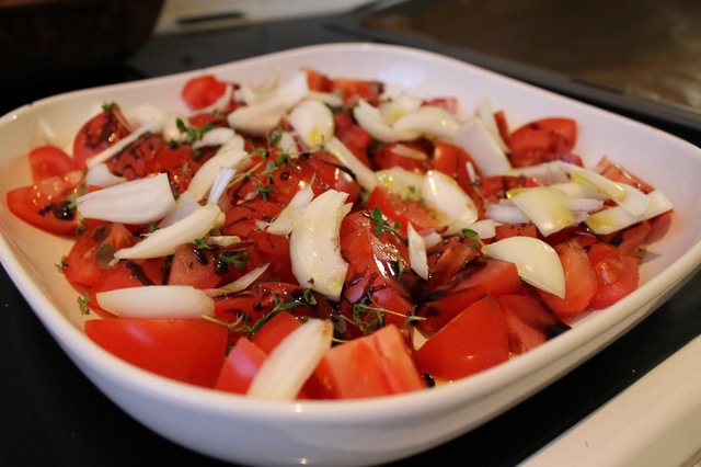 Fetaostbiffar med tomatkompott och klyftpotatis
