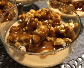 Dulche de leche-pannacotta med salt karamellsås och kanderade popcorn