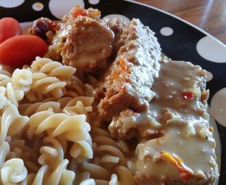 Köttfärslimpa, gräddsås och pasta