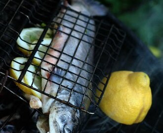 Fisk på grillen med rostad citronsås