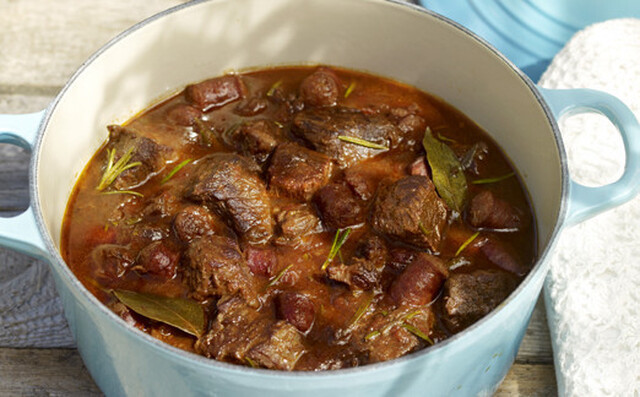 Mustig köttgryta med merguez, rött vin och rosmarin