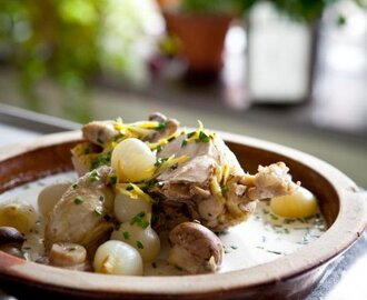 Öppen gryta på kanin, salvia och vitt vin