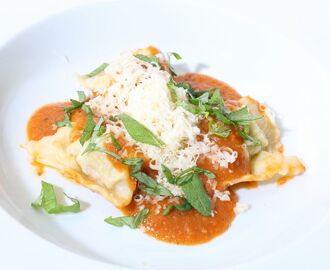 Ravioli med kyckling, salvia, vitlök och citron i tomatsås