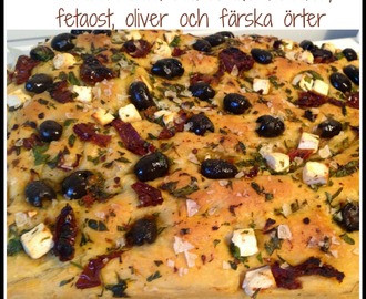 Focaccia med soltorkade tomater, fetaost, oliver och färska örter