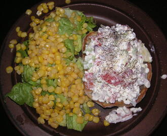 Bruschetta med cottage cheese, avokade och tomat.