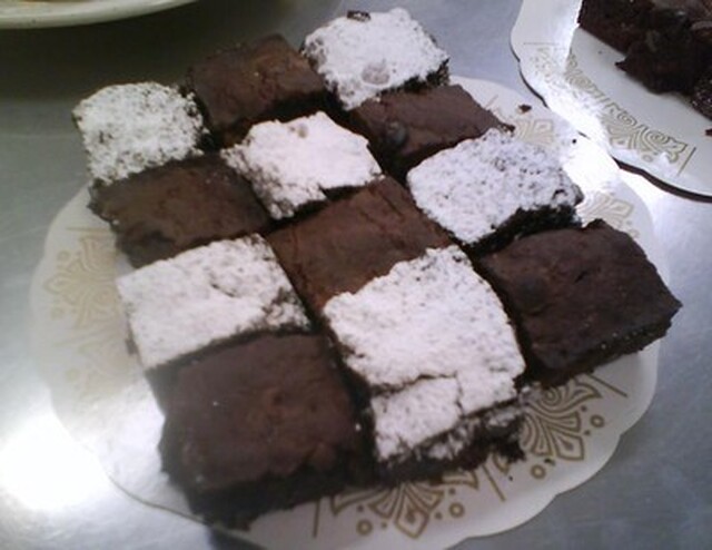 Brownie med  chokladbitar, pekannötter m m!