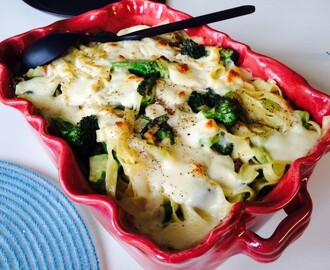 Vegetarisk pastagratäng med broccoli, parmesan och mozzarella
