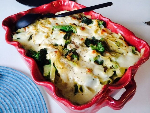 Vegetarisk pastagratäng med broccoli, parmesan och mozzarella