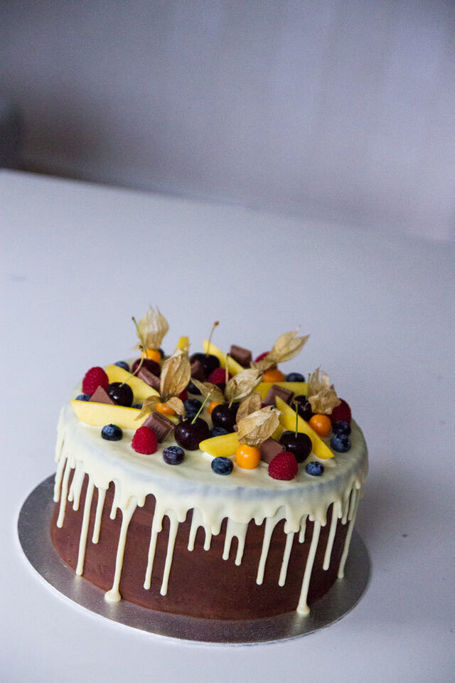 Chocolate drip cake med frukt och bär
