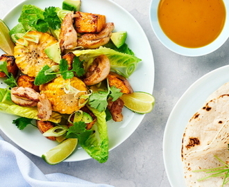 Ljummen kycklingsallad med sötpotatis och mangodressing