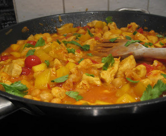 Kycklingcurry med kikärtor och mango
