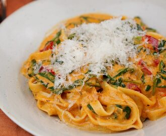 Krämig vegetarisk pasta med röd pesto, spenat och paprika