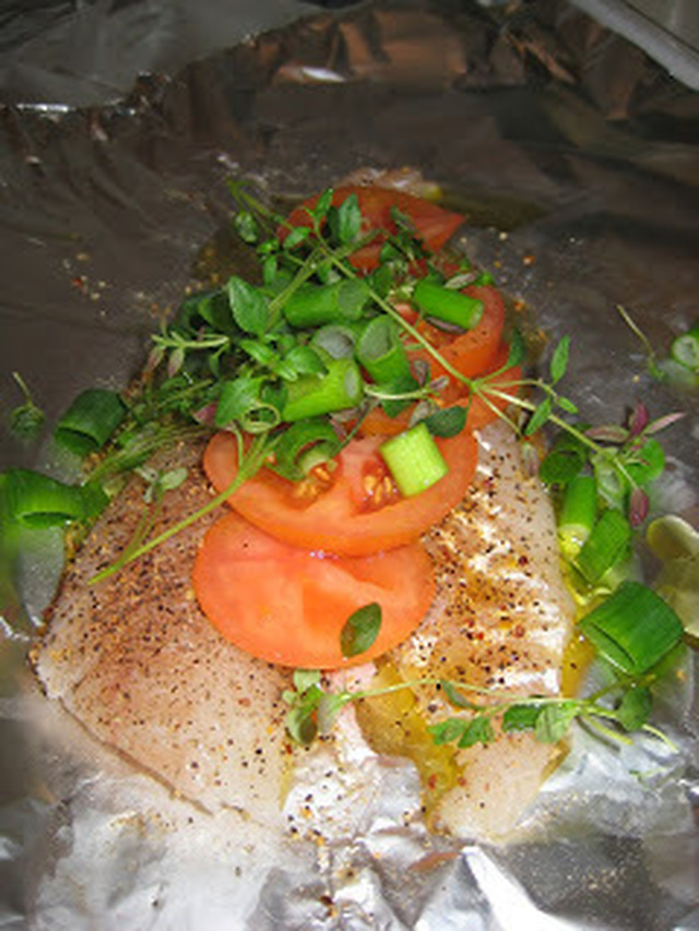 Foliebakad torsk med tapenade, purjolök, timjan och skivade tomater