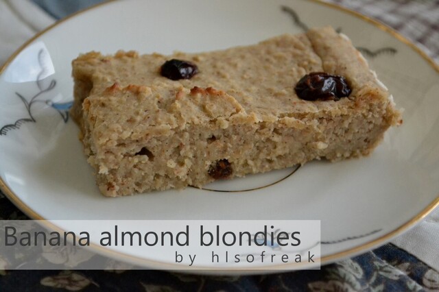 Banana almond blondies | Molly Olsson