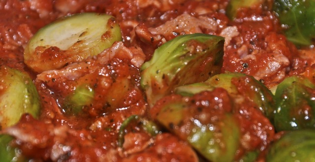 Varm brysselkålssallad med bacon i tomatsås