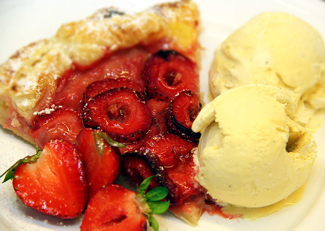 Smördegspaj med vaniljkräm, jordgubbar och glass