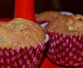 Muffins med persika, jordgubbar och vit choklad :)