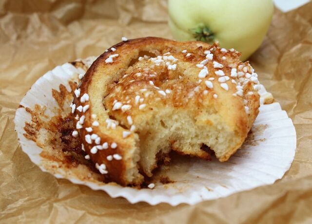 Äppelbullar med smörstekta äpplen och mandelmassa