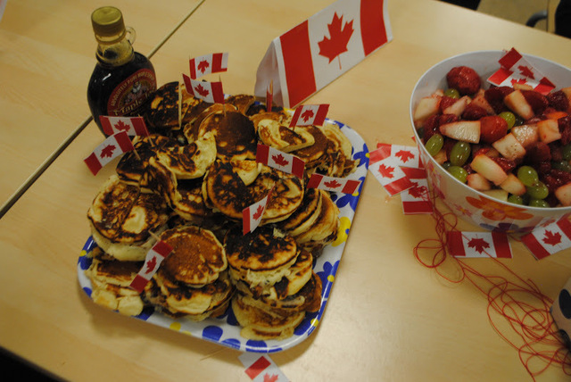 FN-dagen på Arvids skola. Kanadensiska Pannkakor med sirap och färsk frukt