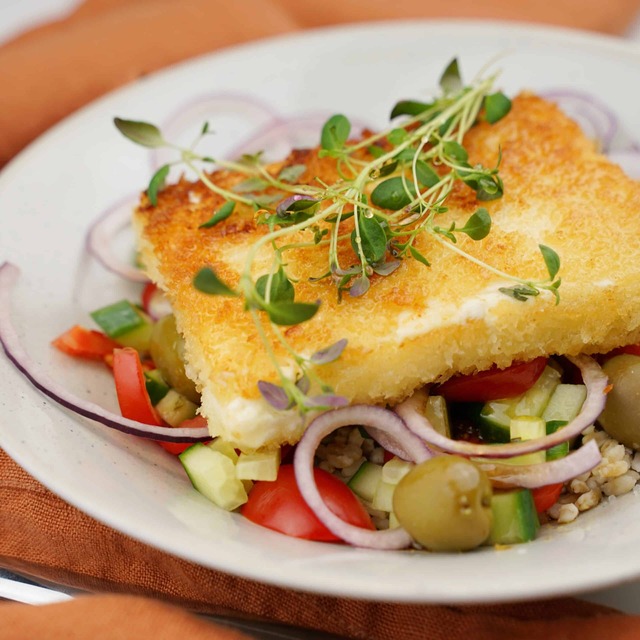 Panerad fetaost med grekisk sallad och havreris