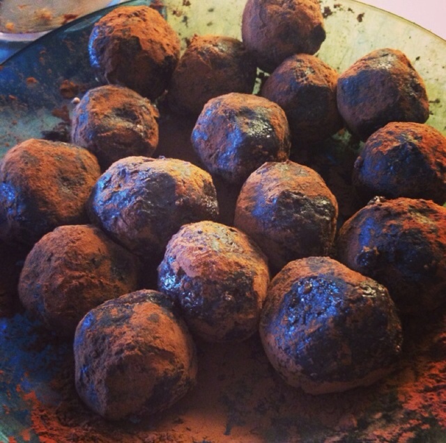 Chokladbollar med dadlar och nötter