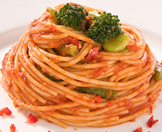 Spaghetti fullkorn med Arrabbiata (chili)sås och kryddiga gröna grönsaker