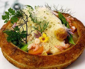 Fjordrejer med hvide og grønne asparges i vol-au-vent | Vol au vent, Opskrifter, Sund mad