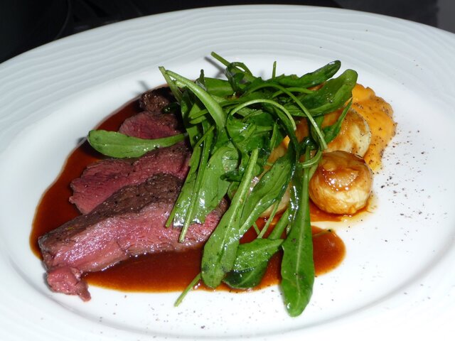 Grillad renbiff med sötpotatispure smaksatt med tryffel, rödvin och balsamicosås med ugnsbakad schalottenlök och ruccola