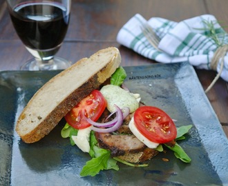 Porchetta sandwich med två ljuvliga såser och ett höstdukat bord.