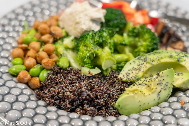 Poké bowl med svart quinoa och kikärtor