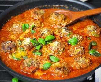 Frikadeller i mustig tomat-och paprikasås med parmesan