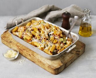 Pastagratäng med tomat, broccoli och pancetta