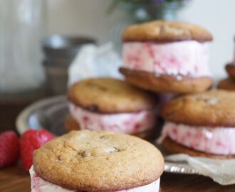 Glasskakor eller chocolate chip raspberry ice cream cookies, makalöst goda!