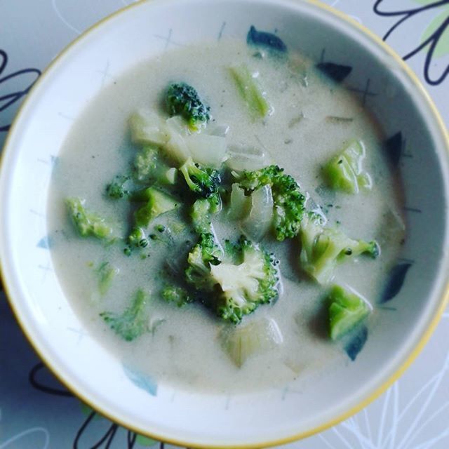 Broccolisoppa med kokosmjölk