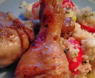 Ugnsstekt kyckling drumstick med honungs- och citronyoghurt samt couscous med tomat- och fetaost