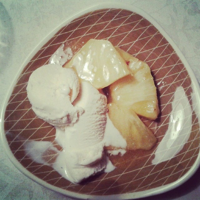 Kvällsfika: karamelliserad ananas med glass