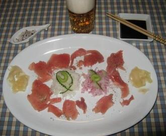Sashimi på tonfisk och rädisor