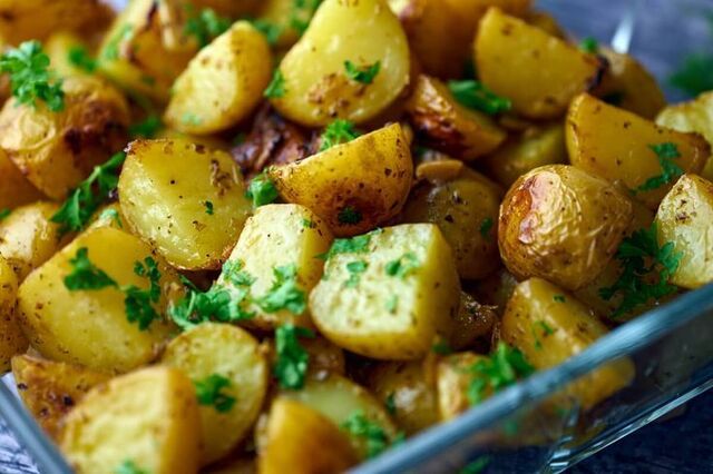 Græske kartofler - Nem opskrift på bagte kartofler med citron og hvidløg | Opskrift | Græske kartofler, Opskrifter, Kartofler