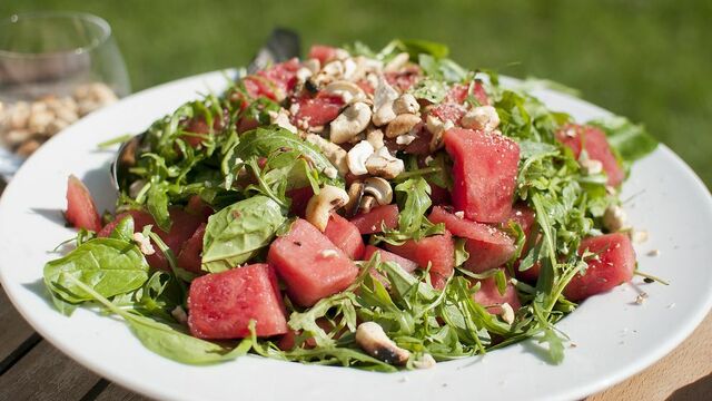 Vattenmelonsallad med cashewnötter och lime