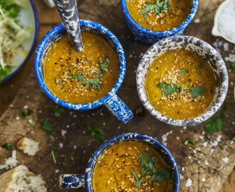 Morotssoppa med curry och sesamfrön