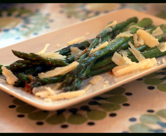 Smörstekt minisparris med rostad vitlök och hyvlad parmesanost