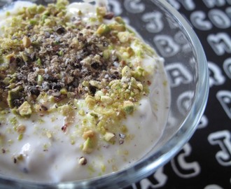 Shikand - indisk yoghurtdessert med kardemumma och pistage