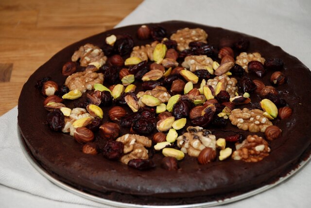 Lucka 2: Chokladtryffeltårta med nötter och tranbär