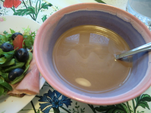 Frukost med kryddigt chokladkaffe och mumsiga mackor