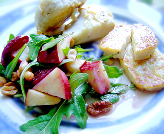 Valnötssallad med äpple, halloumi och stekt hälleflundra